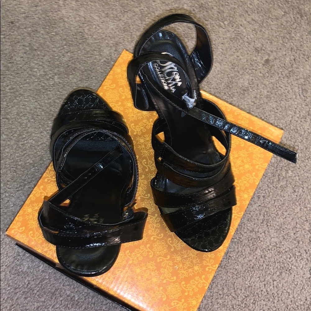Black high heels straps shoes